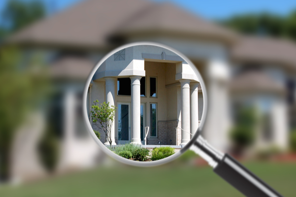 magnifying glass making a picture of a house clearer