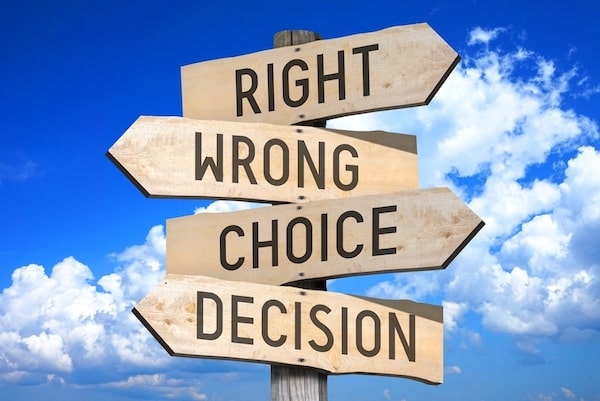 shutterstock_533585452-minsignpost with "right", "wrong", "choice", and "decision" signs